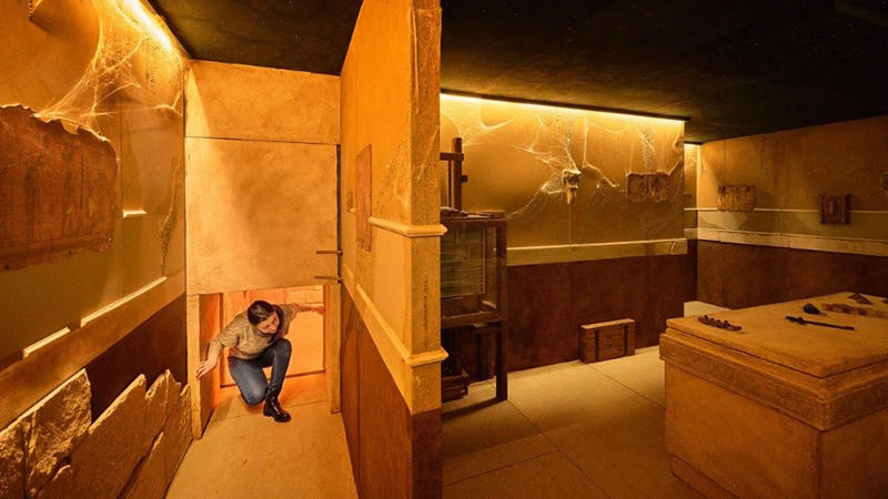 Egyptian escape room where the player has to watch out for traps.