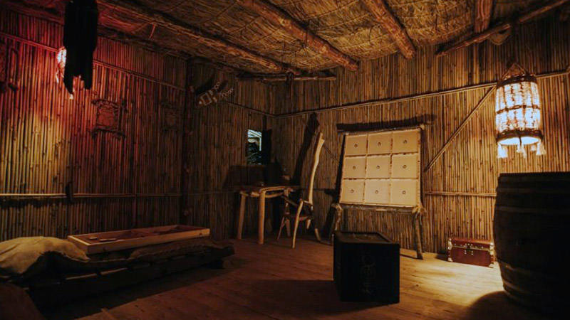 Natural island escape room with authentic walls and furniture. There are no apparent hints, clues or quest objects anywhere. 