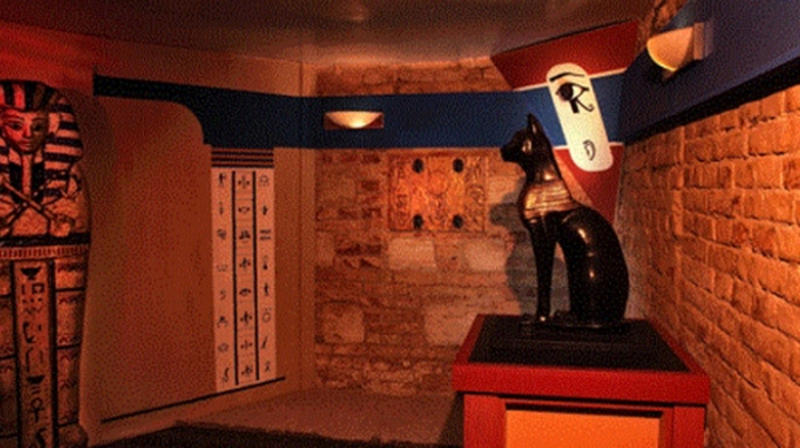 Egypt escape room with a giant black cat figure